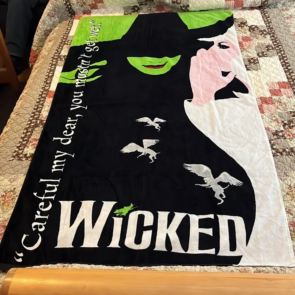HTF Broadway Musical “WICKED” BeachTowel & Special Ed. People Magazine 1/26